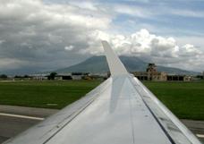Flughafen Neapel mit dem Vesuv im Hintergrund