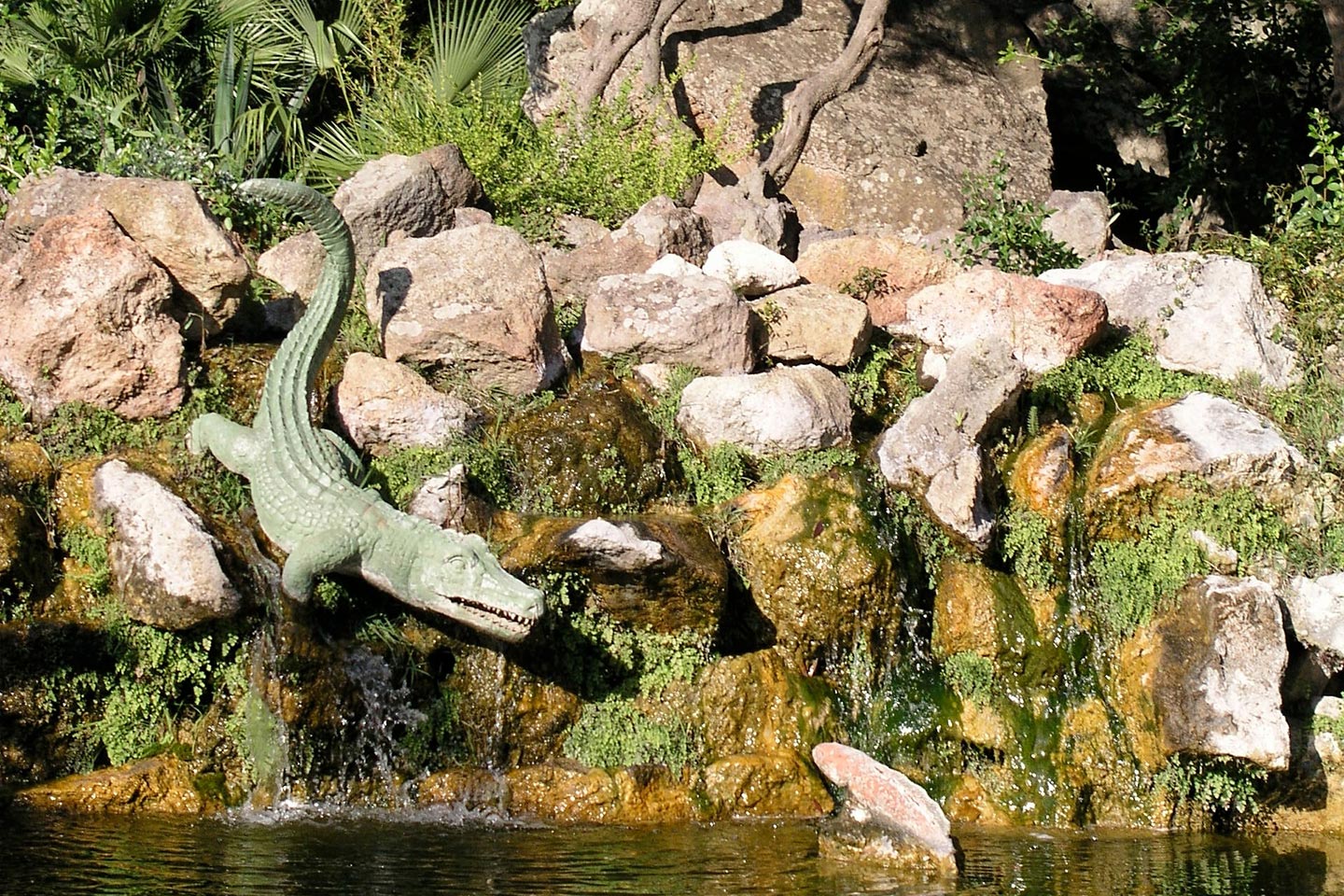 Krokodil und Fisch im Mortella Garten auf Ischia