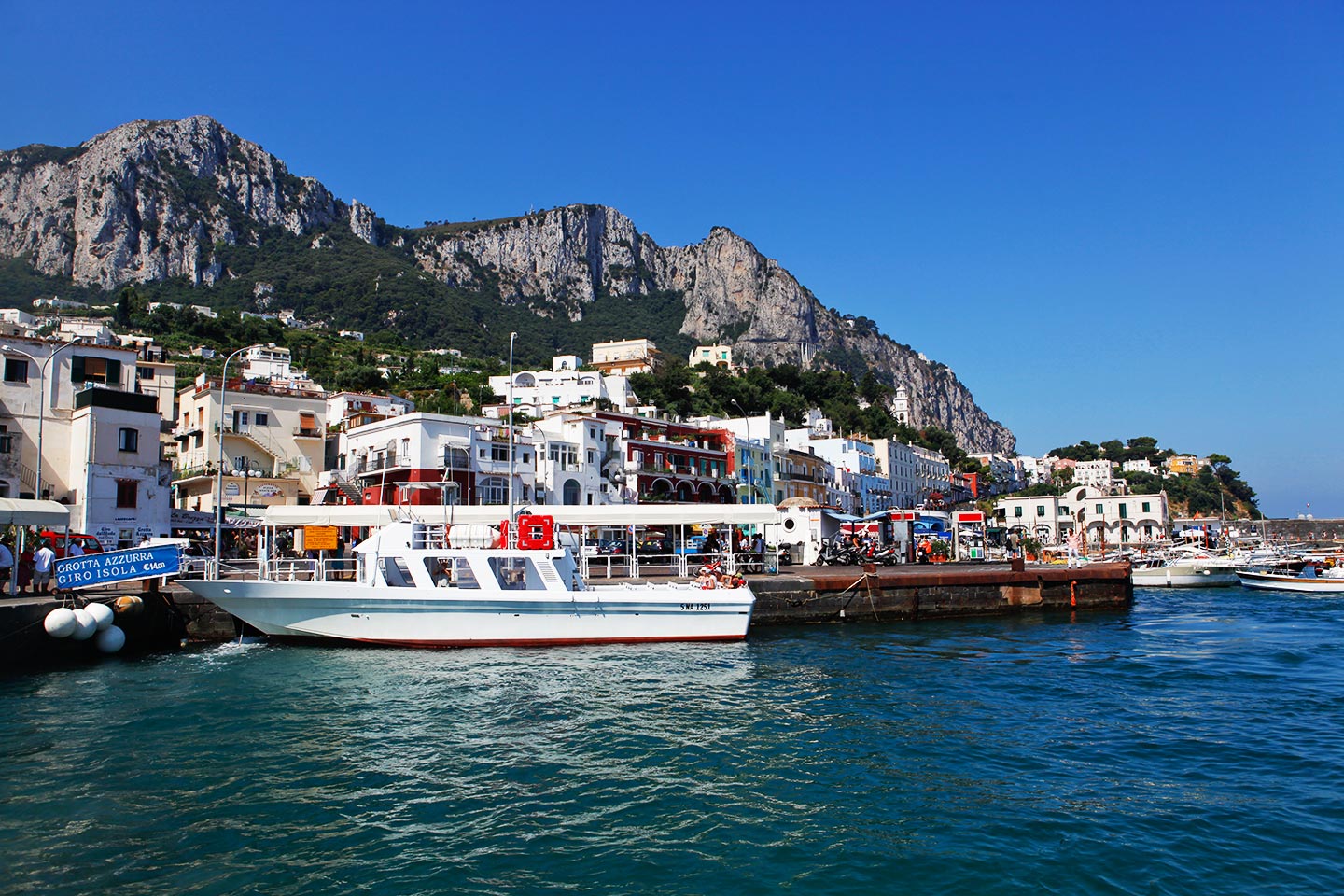 Bootsfahrt zu der berühmten blauen Grotte auf Capri