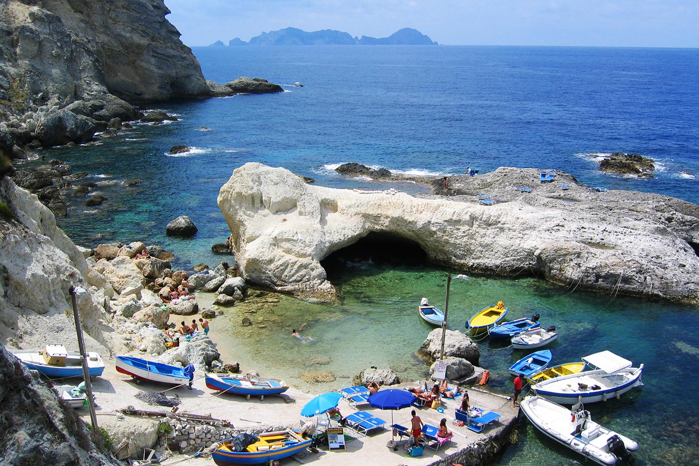 Cala Fonte mit Insel Palmarola am Horizont