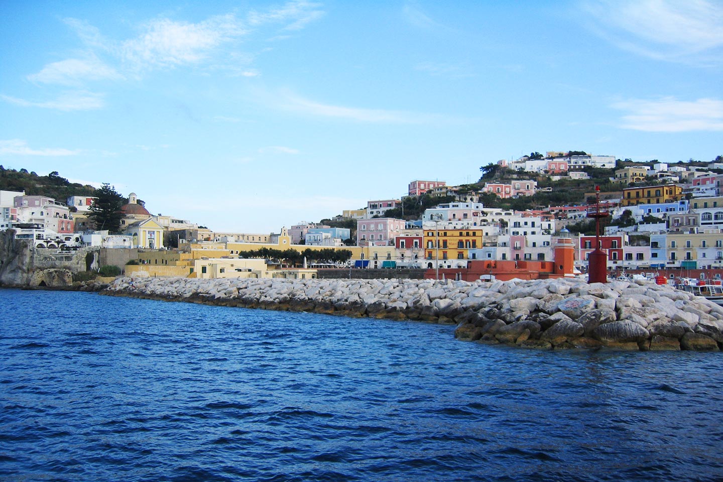 Kirche Santi Silverio e Domitilla im Hintergrund auf Ponza