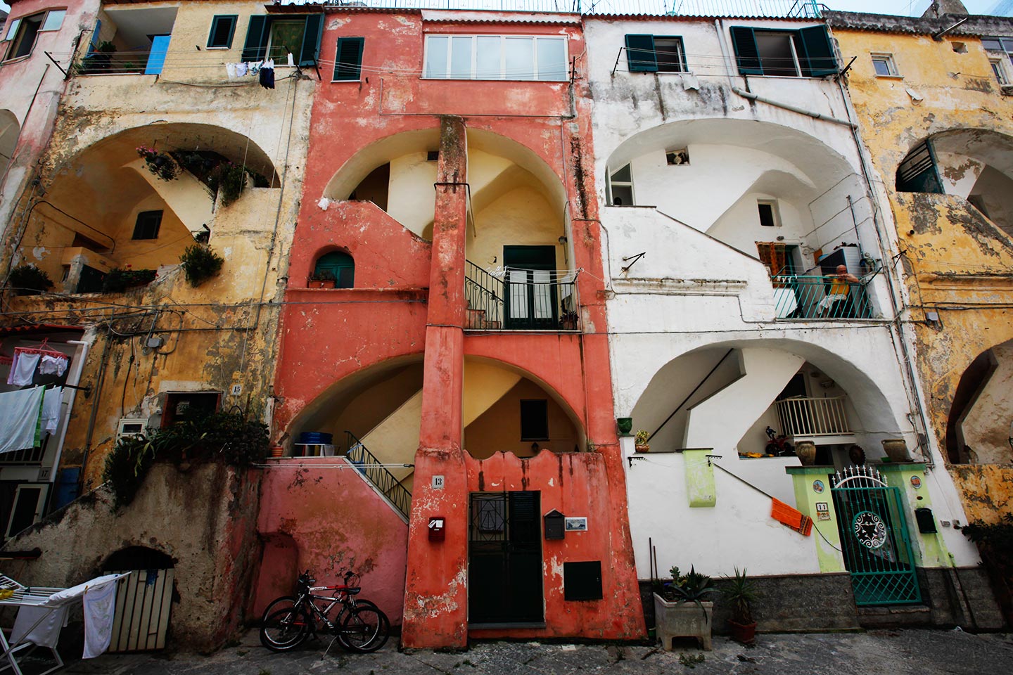 Pastellfarbene, ineinander verschachtelte Häuser auf Procida