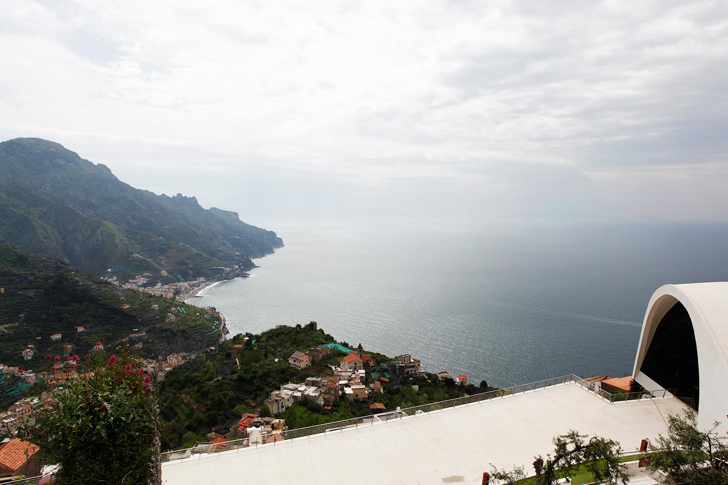 Panorama und Oscar-Niemeyer-Auditorium in Ravello