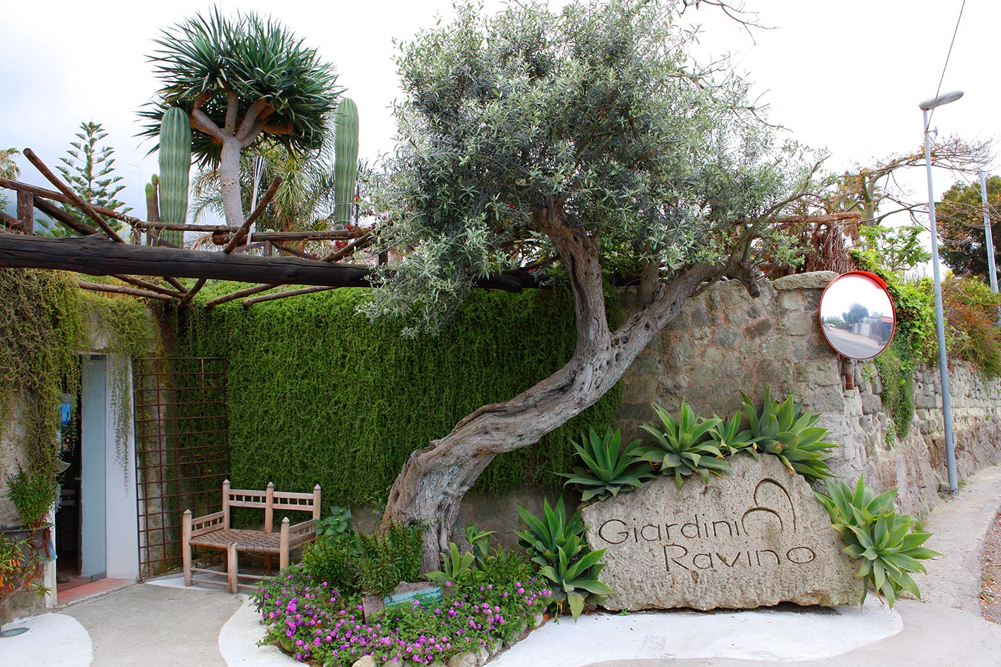 Haupteingang vom Ravinogarten auf Ischia