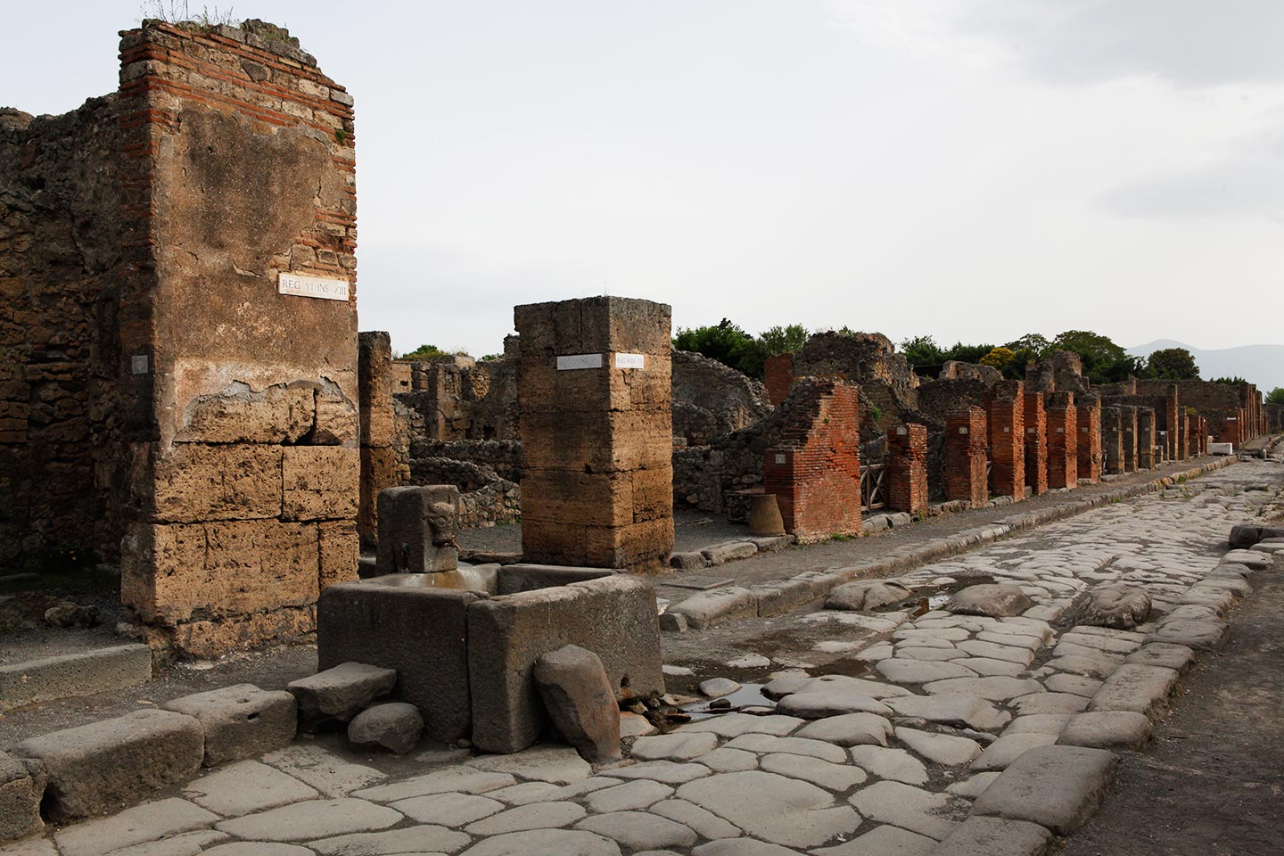 Via della Fortuna mit Zebrastreifen in Pompeji