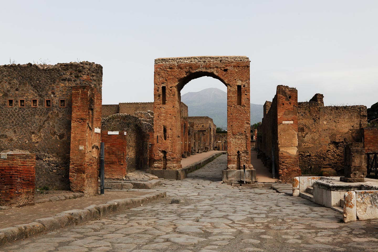 Via Foro in Pompeji mit Vesuv