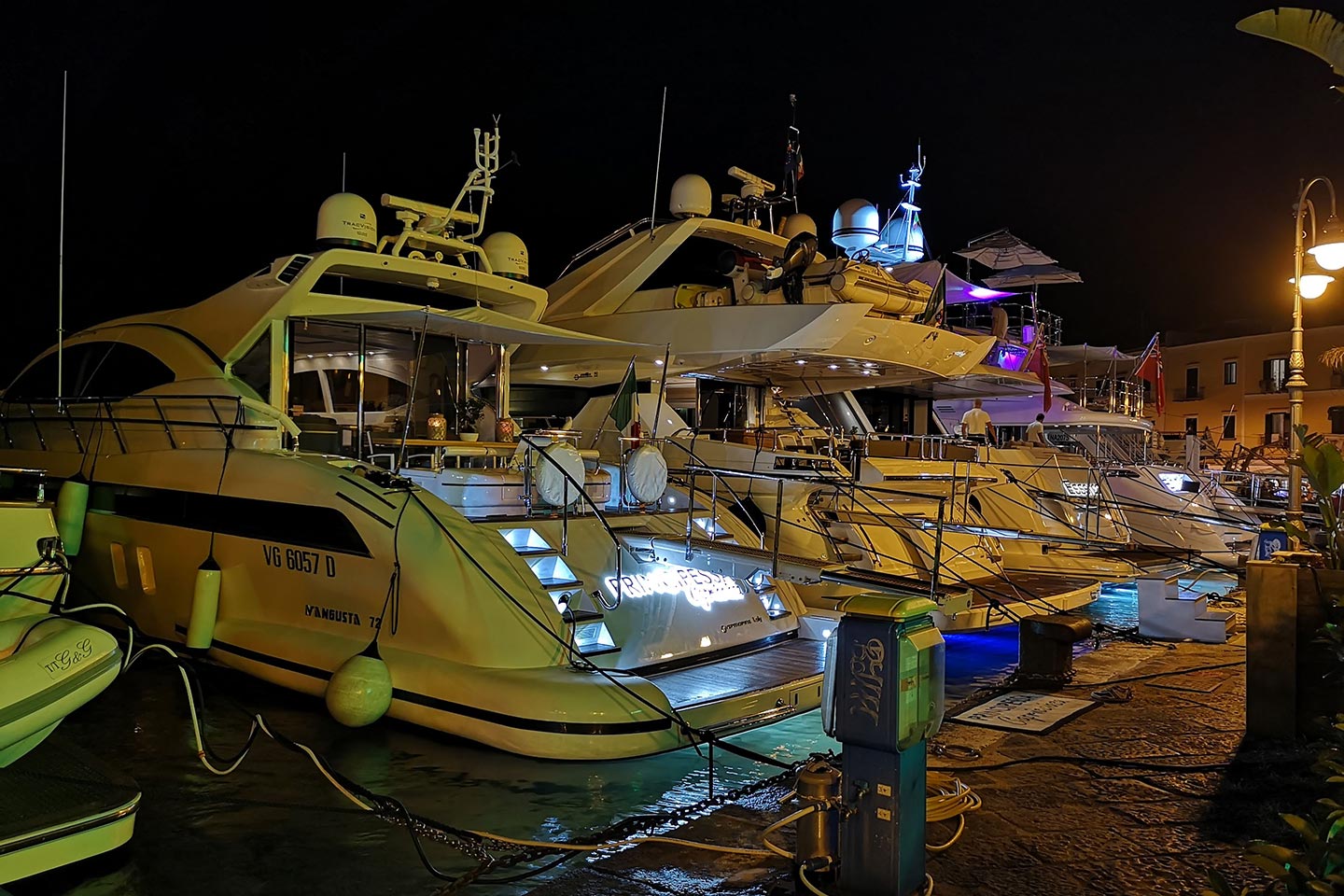 Riva Destra mit schönen Yachten auf Ischia
